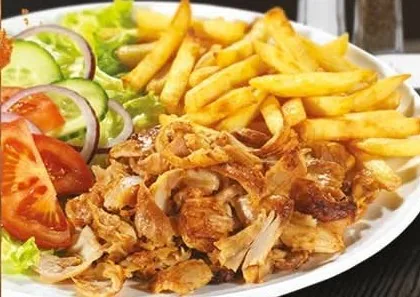 Assiette kebab avec frites et salade