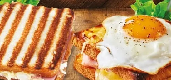Croque-monsieur grillé et croque-madame avec œuf au plat