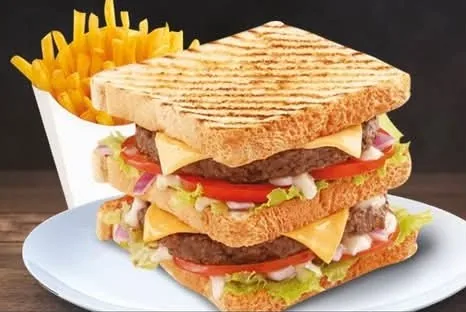 Hummer : club sandwich toasté à étages, steaks et fromage
